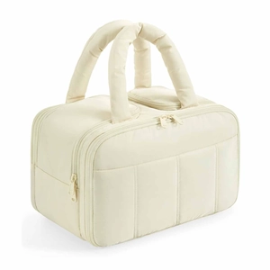 Dettaglio pochette trucco trapuntata beige con tessuto morbido e doppia cerniera