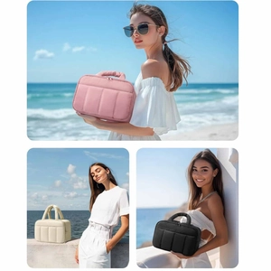 Beauty case trapuntati in rosa beige e nero su una soleggiata spiaggia estiva