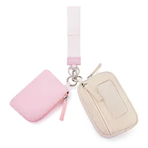 Détail de la pochette tour de cou en nylon avec porte-monnaie rose et porte-carte blanc