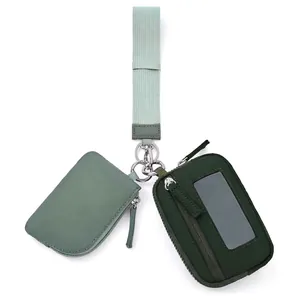 Détail d'un ensemble de pochettes en nylon avec cordon vert et porte-carte à fenêtre ID