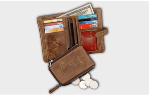 Detalle de billetera de cuero crazy horse con ranuras para tarjetas y bolsillo con cremallera