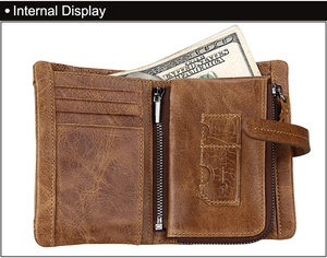 Vista interna de una cartera de cuero vintage con ranuras para tarjetas y bolsillo con cremallera
