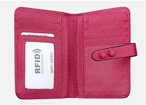 Détail du portefeuille en cuir rose avec protection RFID et fentes pour cartes