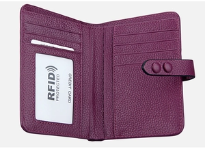 Vue détaillée du porte-cartes en cuir magenta avec protection RFID et plusieurs fentes