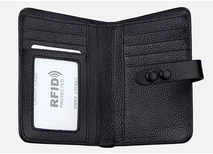 Détail d'un porte-cartes en cuir noir avec protection RFID et fermeture par bouton-pression