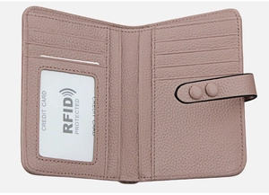Détail du portefeuille en cuir rose avec 6 fentes pour cartes et protection RFID
