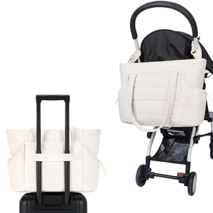 Sac à langer matelassé blanc avec attaches poussette et passant pour valise