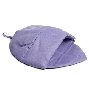 Detail van paars bladvormig kattenbed met linnen textuur en bladnerf stiksel details