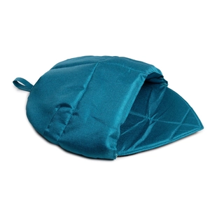 Detail van het bladvormige kattenbed met gewatteerde textuur en ophanglus in groenblauw
