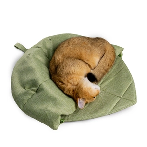 Detail van het bladvormige kattenbed met groene linnen textuur en zachte vulling