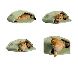 Bladvormig kattenbed van zachte groene stof voor kittens binnenshuis, warm en knus