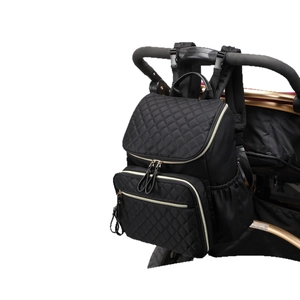 Vue détaillée du sac à langer matelassé noir avec crochets pour poussette et nylon
