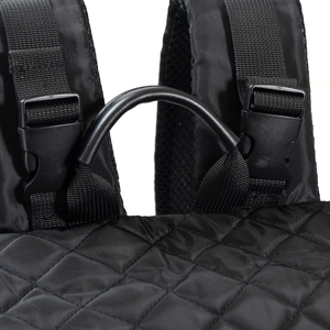Détail d'un sac à langer noir matelassé avec bretelles réglables et poignée supérieure