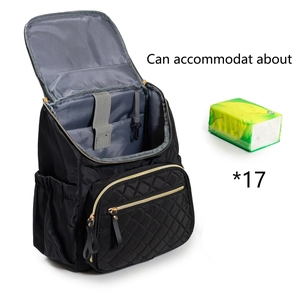 Sac à langer matelassé noir avec attaches poussette et poches isolantes pour voyage bébé