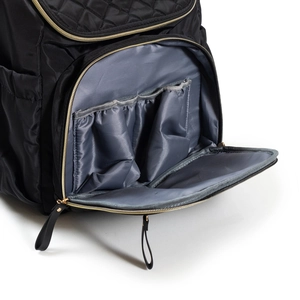 Gros plan de l'intérieur du sac à langer avec trois poches pour biberons