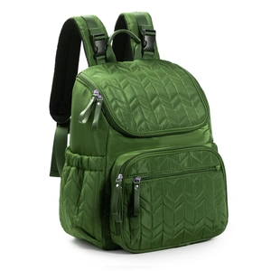 Détail du sac à langer matelassé vert foncé avec poches isothermes et bretelles