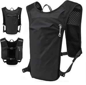 Gilet de course noir léger avec sac d'hydratation en mesh respirant et bandes réfléchissantes