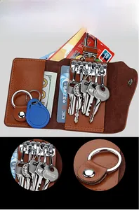 Schlüsseltasche aus braunem Leder mit sechs Metallhaken und praktischem Kartenfach