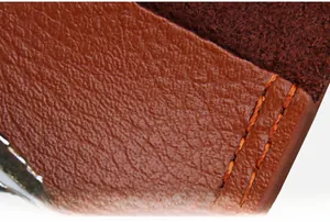 Makroaufnahme der braunen Leder-Schlüsseltasche mit orangefarbener Naht und ultra-dünn