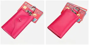 Vorder- und Rückansicht einer rosenroten Leder-Schlüsseltasche mit Kieselmaserung