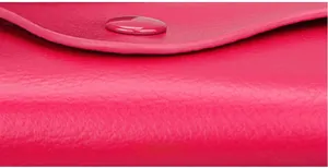Makroaufnahme der rosaroten Leder-Schlüsseltasche mit Litschi-Maserung und Kantenfinish