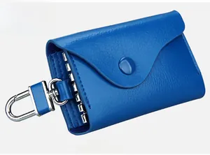 Seitenansicht der blauen Schlüsseltasche aus Leder mit Silberdruckknopf und Karabiner