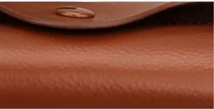 Detailansicht der braunen Leder-Schlüsseltasche mit polierten Kanten und Druckknopf