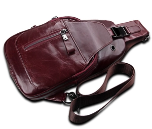 Detail der weinroten Brusttasche aus Ölwachsleder mit Klappe und Kopfhöreranschluss