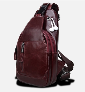 Detailansicht der burgunderroten Leder-Brusttasche mit Reißverschluss und Kopfhörerloch