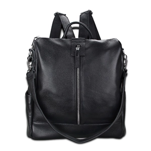 Détail sac à dos en cuir noir grainé avec fermeture antivol et accessoires argentés