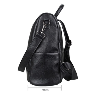 Détail montrant la largeur de base de 185mm du sac à dos en cuir noir à crochets