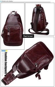 Makro-Detail der rotbraunen Leder-Schultertasche mit funktionalem beidseitigem Design