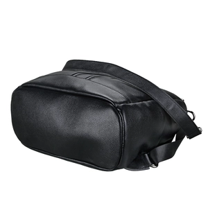 Détails du cuir grainé noir et fermeture éclair argentée sur le sac à dos polyvalent