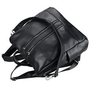 Détail du sac à dos en cuir noir grainé litchi avec poches à fermeture éclair métallique