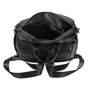 Vue intérieure du sac à dos en cuir noir avec zips argentés et compartiments multiples