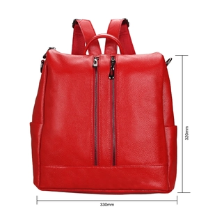 Détail du sac à dos en cuir rouge montrant les dimensions 330 mm de large et 320 mm de haut