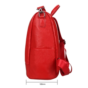Détail de la poche latérale du sac à dos en cuir rouge et largeur de base de 185 mm