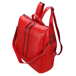 Détail du sac à dos en cuir rouge à motif litchi avec double fermeture et sangle large