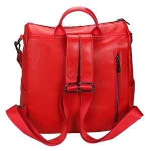 Détail d'un sac à dos en cuir rouge avec bretelles réglables et poche zippée arrière