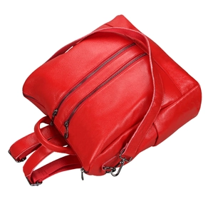 Détail d'un sac à dos en cuir grainé rouge avec fermetures éclair et poignée robuste