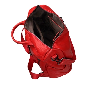 Détail de l'intérieur du sac à dos en cuir rouge avec doublure noire et poches de rangement