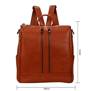 Détail de sac à dos en cuir caramel avec doubles fermetures éclair et dimensions du produit