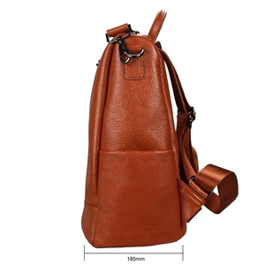 Vue latérale d'un sac à dos en cuir marron grainé, largeur 185 mm et boucles métalliques