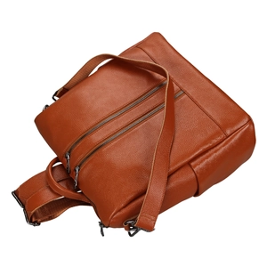Détail d'un sac à dos en cuir marron avec double fermeture éclair et bretelles réglables