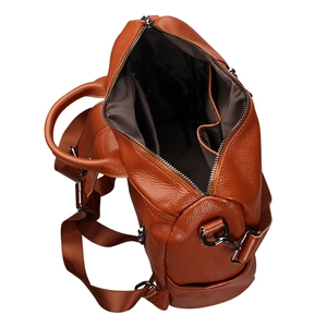 Détail intérieur du sac à dos en cuir marron montrant la poche principale zippée