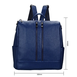 Vue de face du sac à dos en cuir grainé bleu foncé, dimensions 330 mm x 320 mm