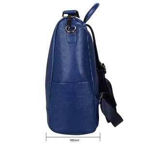 Vue latérale du sac à dos en cuir bleu foncé montrant la largeur de 185 mm et le grain