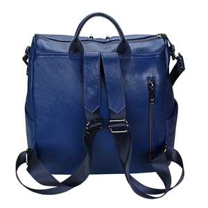 Détail d'un sac à dos en cuir bleu foncé avec poche zippée antivol à l'arrière du sac
