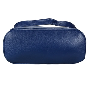 Vue détaillée du fond du sac en cuir bleu marine montrant la texture grainée et la forme