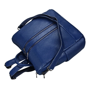 Détail du sac à dos en cuir grainé bleu foncé avec double fermeture éclair et finitions argent